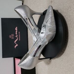 Nina New York Hedy Silver Metallic Pump Heels With Rhinestones.  Size: 7